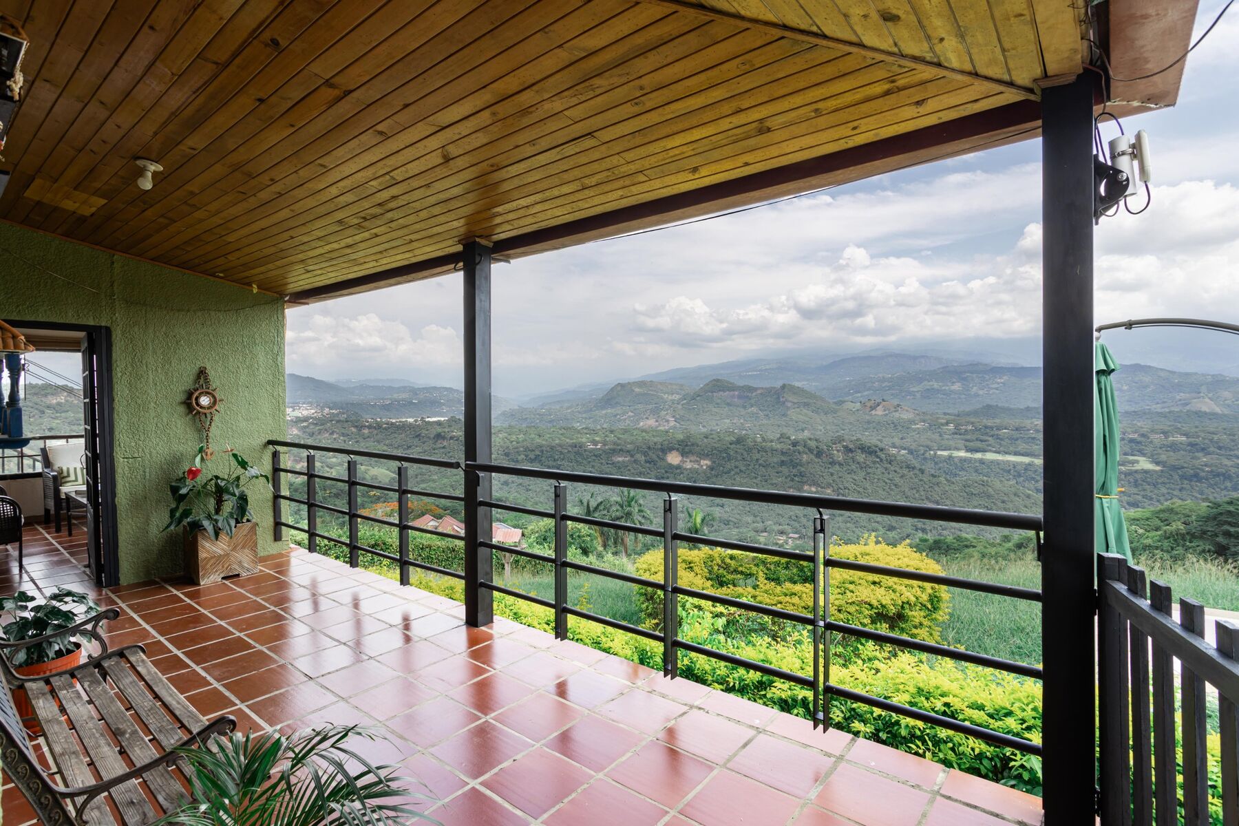 Terraza techada con piso de terracota y vista a las montañas