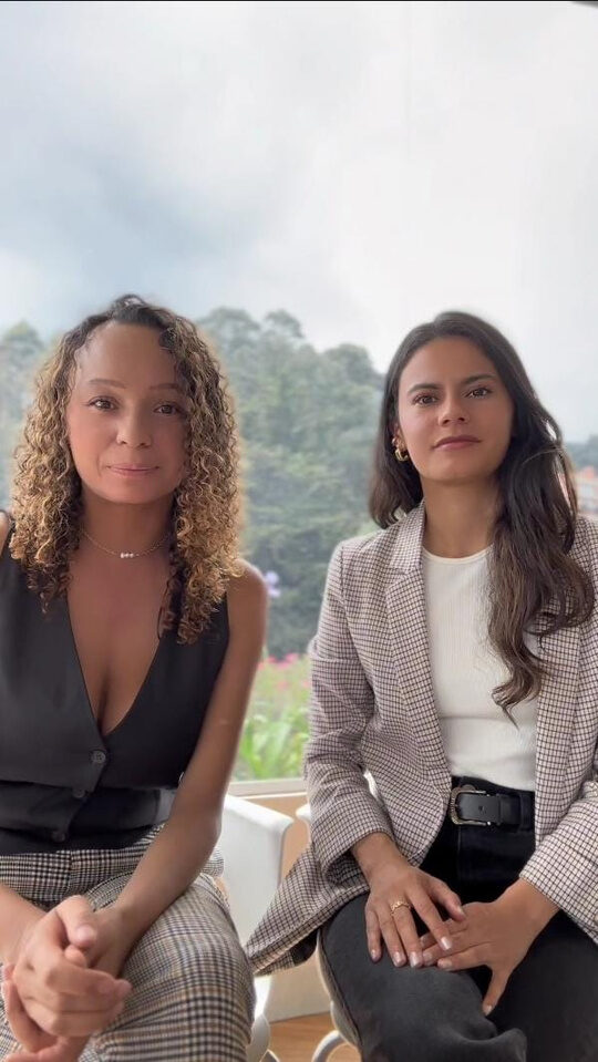 Las fundadoras de The Gud Living en una terraza con vista a la montaña