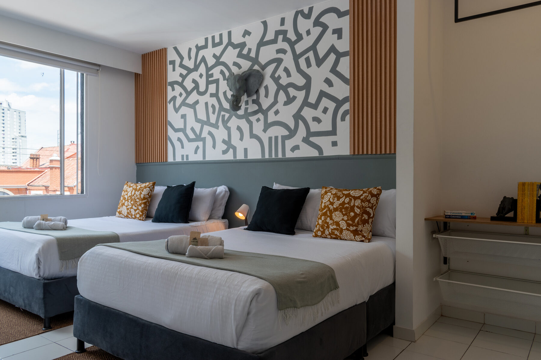 Habitación con mural gráfico gris y escultura de elefante